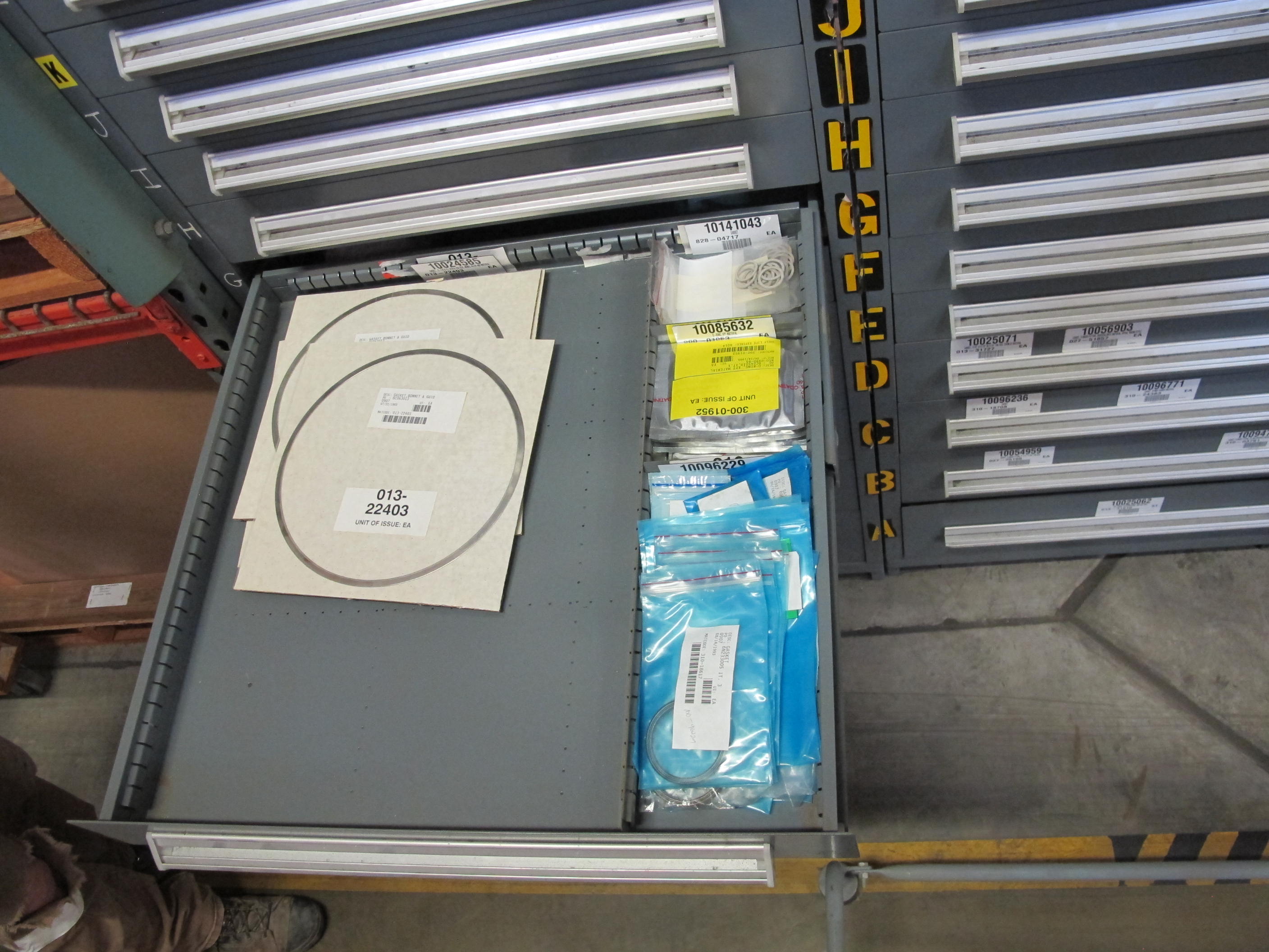 STANLEY VIDMAR HEAVY DUTY 12-DRAWER PARTS CABINET W/ CONTENTS (W-50) LOADING & HANDLING FEE $25-